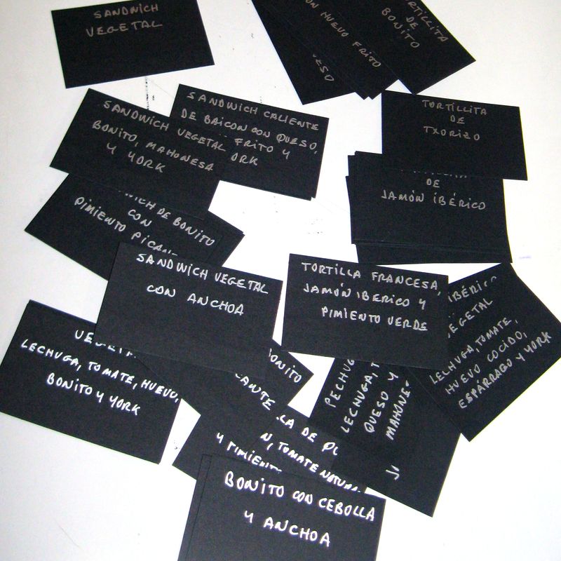 Etiquetas negras escritas a mano