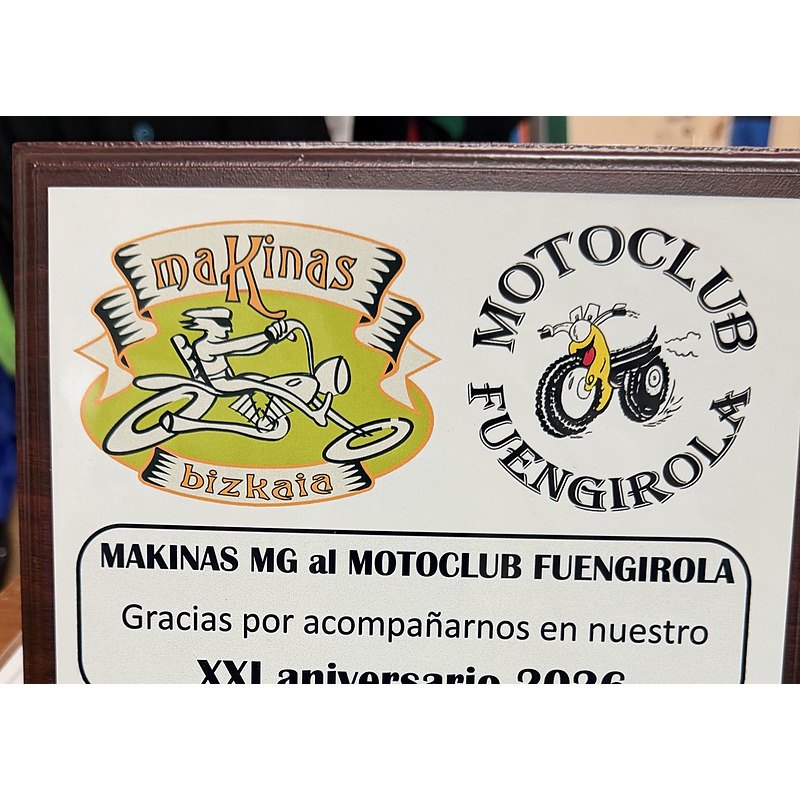 Placa de aluminio impresa, con base de madera.