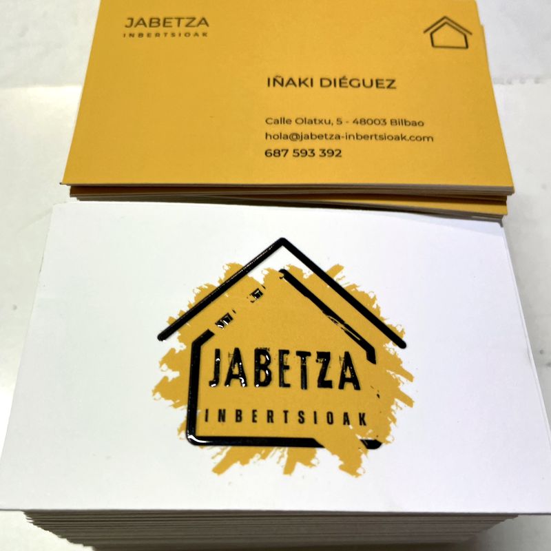 Tarjetas para Inversiones Jabetza, papel 350 grms, plastificado mate y barniz selectivo.